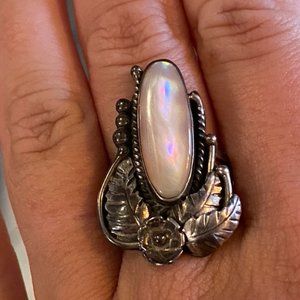 VINTAGE Mother of pearl ird. Oval Ring - Size 8.5